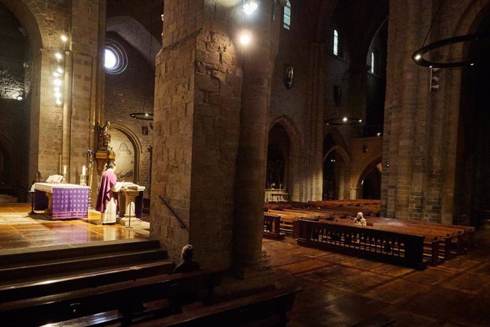 El sacerdote peruano José Suárez durante la misa retransmitida online desde el interior de la parroquia de San Nicolás de Pamplona, en Pamplona/Navarra (España) a 6 de abril de 2020.