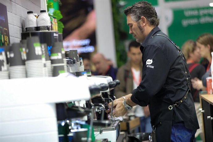 Un camarero prepara café en un bar, el pasado febrero.