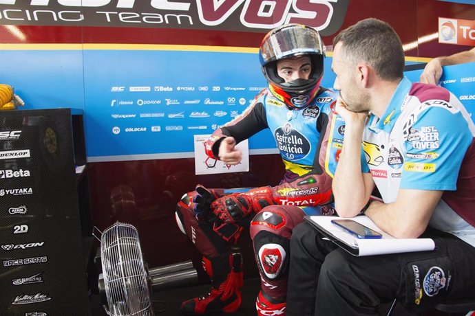 El piloto español de Moto2 Augusto Fernández habla en su box durante los test de Catar