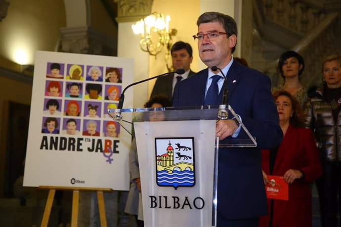 El alcalde de Bilbao, Juan Mari Aburto, junto a varios miembros de la Corporación municipal, en la lectura de la Declaración por el Día Internacional de la Mujer.