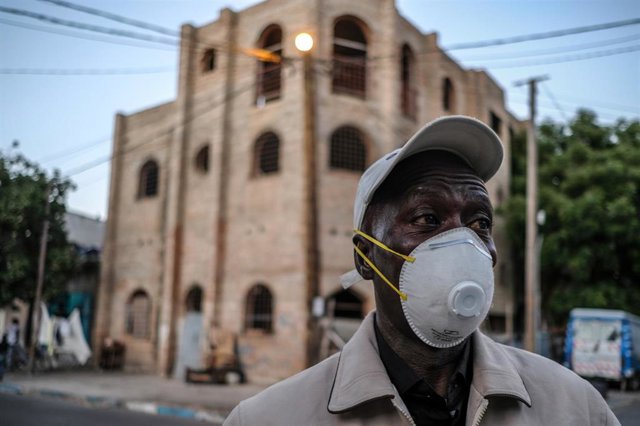 Un hombre con mascarilla