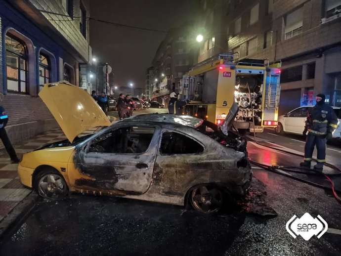 Imagen del coche calcinado en Siero.