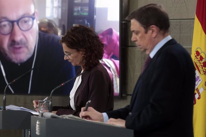La ministra de Hacienda y portavoz del Gobierno, María Jesús Montero; y el ministro de Agricultura, Pesca y Alimentación, Luis Planas, en rueda de prensa tras el Consejo de Ministros, en el Palacio de la Moncloa, en Madrid (España) a 7 de abril de 2020.