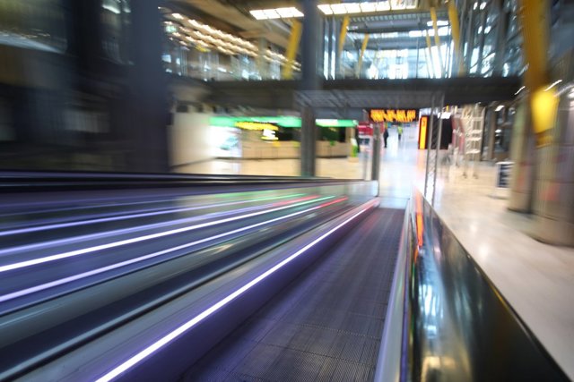 Pasarelas mecánicas de la Terminal 4 del Aeropuerto Adolfo Suárez Madrid-Barajas, en Barajas, Madrid, (España), a 2 de abril de 2020.
