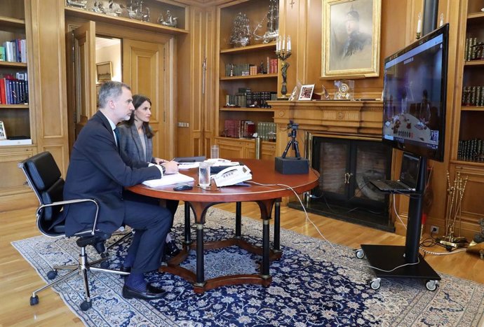 Los Reyes, Letizia y Felipe VI, durante una videoconferencia con responsables de la OMS para tratar la crisis sanitaria del coronavirus. En el Palacio de la Zarzuela, Madrid, (España), a 8 de abril de 2020.