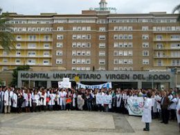 Imagen de archivo de una protesta de médicos residentes a las puertas del Hospital Virgen del Rocío de Sevilla. 
