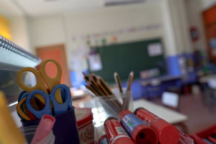 Material escolar en una de las aulas completamente vacía perteneciente a un colegio de la Comunidad de Madrid