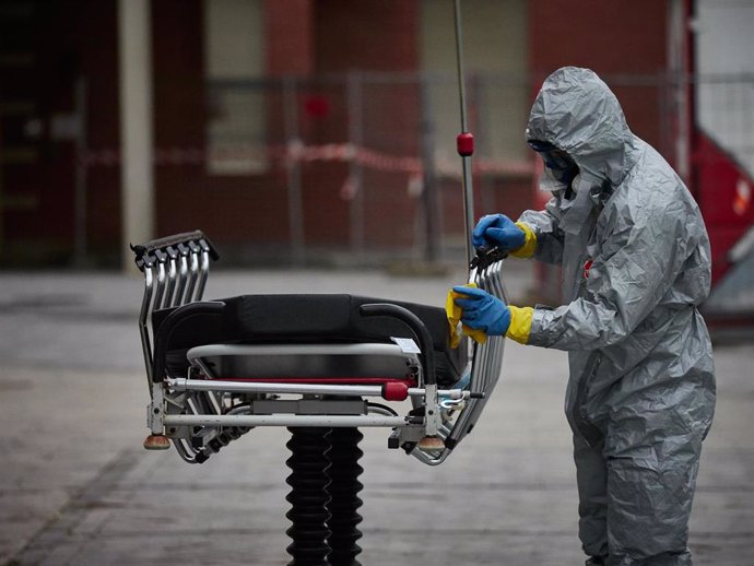 Un bombero desinfecta una camilla duranate el confinamiento por el Estado de Alarma decretado por el Gobierno de España con motivo del coronavirus, COVID-19.  
