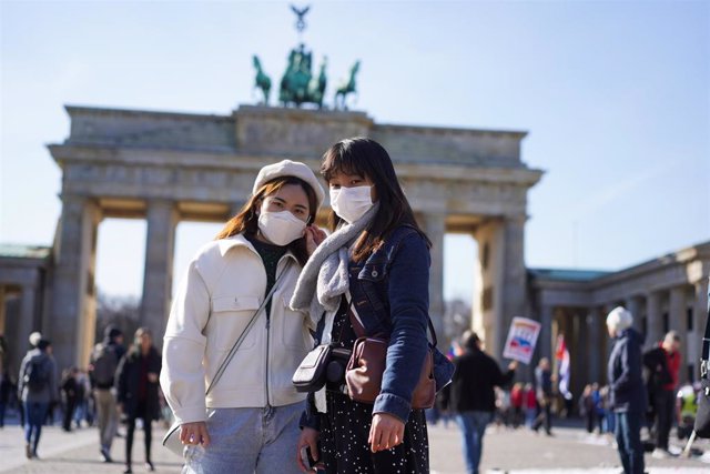 Turistas posando delante de la Puerta de Brandeburgo