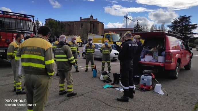 Miembros de la UME, agentes medioambientales y dotaciones de autobombas del Servicio Territorial de Medio Ambiente, personal de carreteras del Servicio Territorial de Fomento, de la Diputación Provincial de León y del Estado en la jornada de coordinació