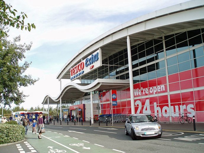 La cadena de supermercados británica Tesco ha anunciado su intención de instalar pantallas publicitarias de última generación capaces de segregar a los clientes por edad y género para poder así emitir anuncios más ajustados al público objetivo