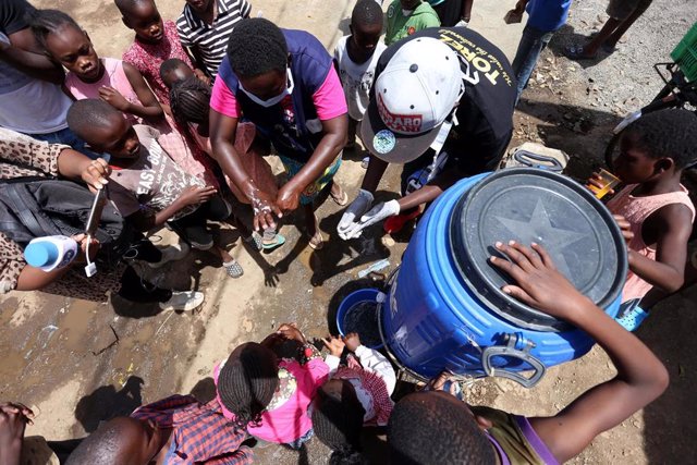 Personas lavándose las manos en una campaña de concienciación contra el coronavirus en Kenia