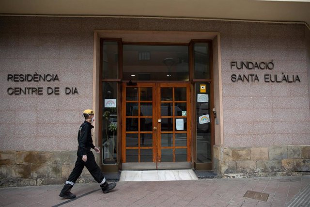 Un militar de la UME entra en una residencia de mayores