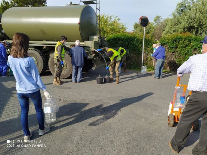 Militares vuelven a las parcelaciones para garantizar el acceso al agua, con ayuda de Emacsa.