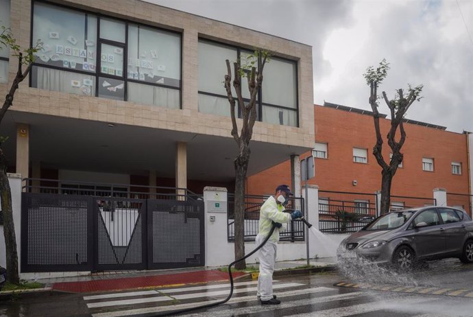 Personal del ayuntamiento desinfecta la zona del centro de personas mayores Joaquín Rosillo de San Juan de Aznalfarache (Sevilla), donde la Junta de Andalucía ha confirmado 79 casos de coronavirus Covid-19 y la muerte de 24 de los ancianos contagiados. 