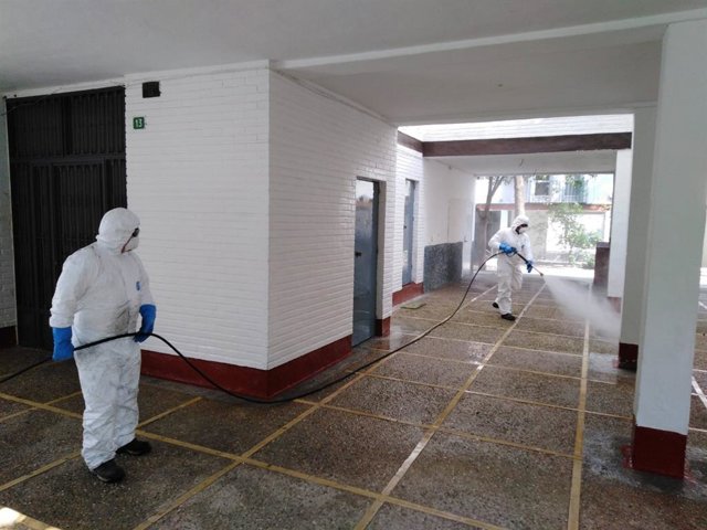 Efectivos del Consorcio de Bomberos desinfectar espacios públicos de Lucena