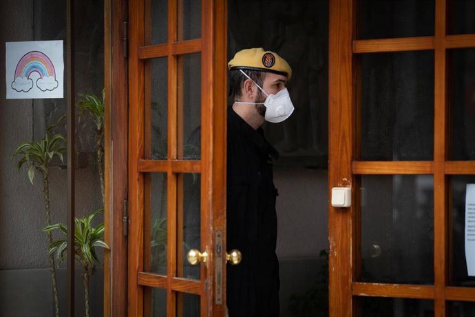 Un militar de la UME entra en la Residencia Fundaci Santa Eullia para desinfectarla durante uno de los días del estado de alarma y la crisis del coronavirus, en L'Hospital de Llobregat (Barcelona), a 3 de abril de 2020.