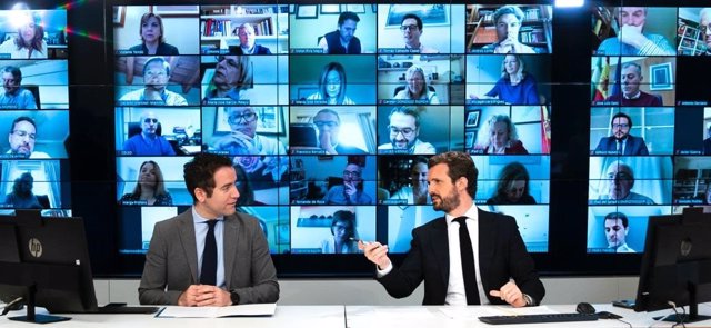 El líder del PP, Pablo Casado, junto al secretario general del partido, Teodoro García Egea, en la reunión telemática con  el grupo parlamentario popular. Madrid, a 6 de abril de 2020.