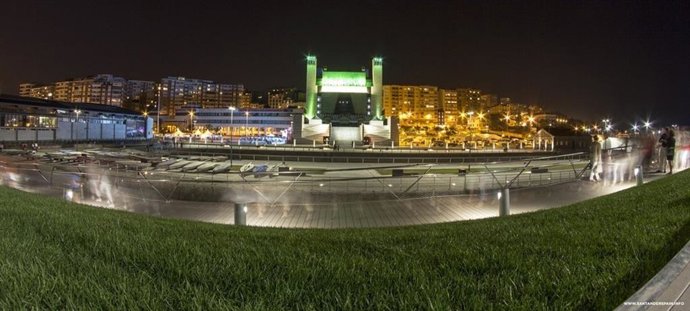 Vista nocturna del Palacio de Festivales de Cantabria desde la duna de Zaera