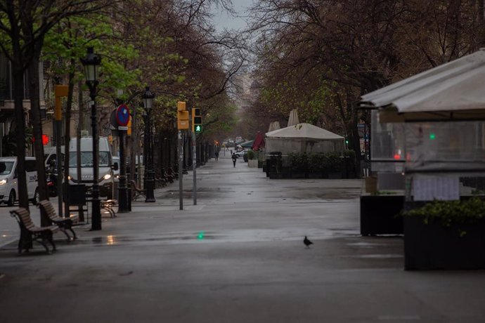 Una calle prácticamente vacía durante el segundo día laborable del estado de alarma por el coronavirus, en Barcelona (España), a 17 de marzo de 2020.