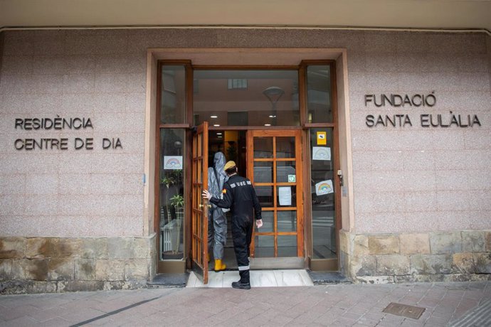 Un militar de la UME entra en la Residencia Fundaci Santa Eullia para desinfectarla durante uno de los días del estado de alarma y la crisis del coronavirus, en L'Hospital de Llobregat (Barcelona), a 3 de abril de 2020.