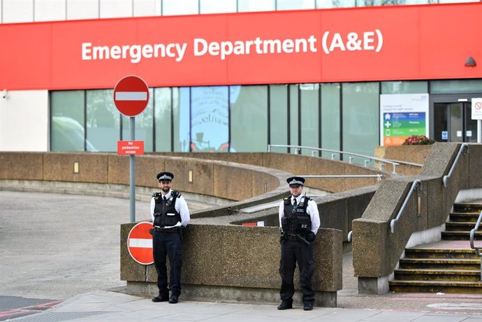 Policías frente al hospital de Londres donde está ingresado Boris Johnson