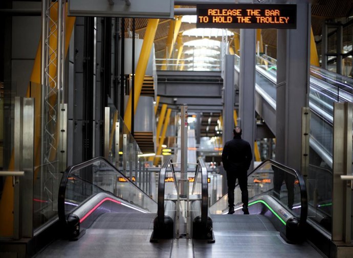 Un pasajero camina por las pasarelas mecánicas de la Terminal 4 del Aeropuerto Adolfo Suárez Madrid-Barajas  