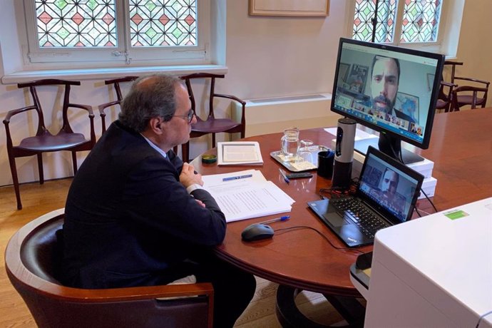 El presidente del Govern, Quim Torra, explica medidas ante el coronavirus a los grupos por videoconferencia.