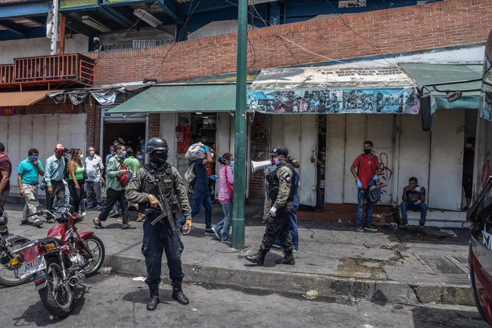 Policía de Venezuela en Caracas con mascarilla por la pandemia de coronavirus