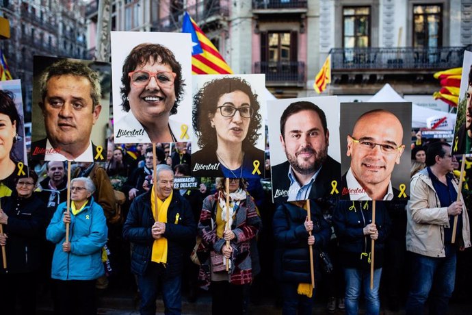 Carteles con las caras de Joaquim Forn, Dolors Bassa, Marta Rovira, Oriol Junqueras y Raul Romeva durante una manifestación en contra del juicio del procés a once políticos independentistas catalanes. 
