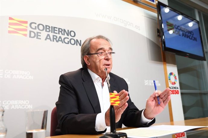 El consejero de Hacienda y Administración Pública del Gobierno de Aragón, Carlos Pérez Anadón, en rueda de prensa.