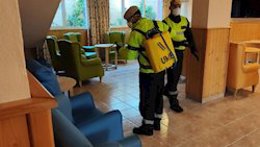 Imagen de miembros de la Unidad Militar de Emergencias (UME) desinfectando una residencia en Málaga. 