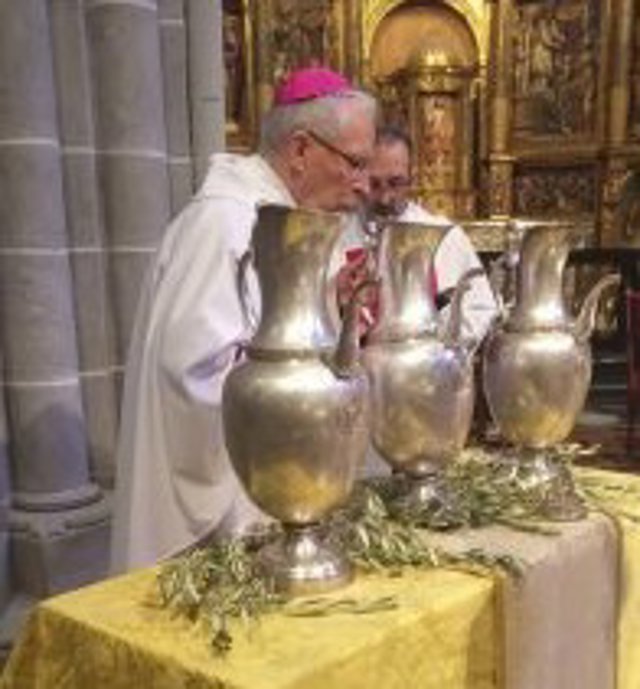 El obispo de Tarazona, monseñor Eusebio Hernández, preside este Miércoles Santo la Misa Crismal, a puerta cerrada, en la catedral.