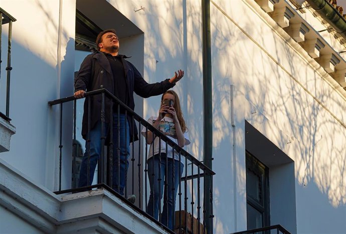 El tenor venezolano afincado en Sevilla Óscar Martos Hidalgo, canta desde el balcón de su casa a todos los vecinos