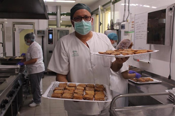 Un profesional del Hospital Comarcal de la Axarquía con las torrijas elaboradas para Semana Santa