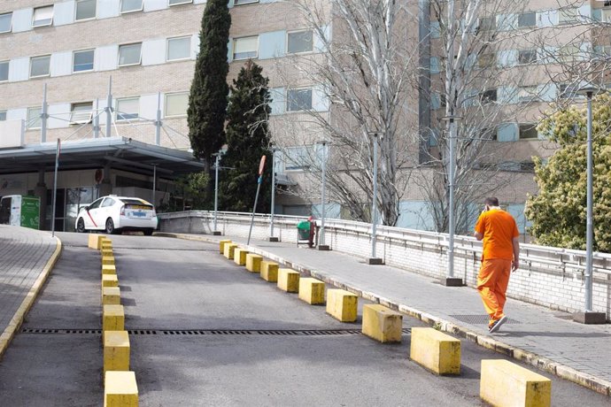 Un sanitario se dirige a la entrada del Hospital Gregorio Marañón, durante el primer día laborable de la segunda semana desde que se decretó el estado de alarma en el país a consecuencia del coronavirus, en Madrid (España), a 23 de marzo de 2020.