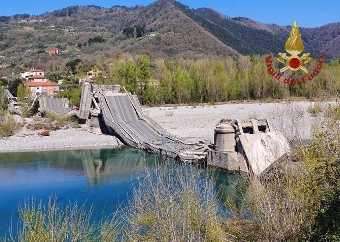 Derrumbe de un puente sobre el río Magra