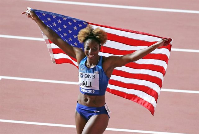 La atleta estadounidense Nia Ali celebra su victoria en los 100 mv de los Mundiales de Doha de 2019
