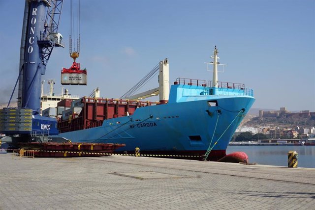 Un barco carga contenedores en el Puerto de Almería