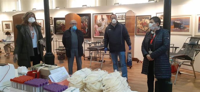 Visita de los concejales Mario Arias y Concepción Méndez al punto de extracción de sangre instalado en la Plaza de Trascorrales por la Hermandad de Donantes de Sangre del Principado