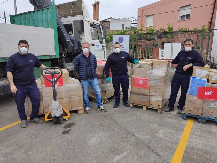 Trabajadores de CASI distribuyen el material de protección y desinfección