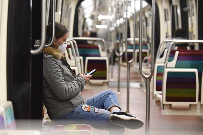 Una mujer con mascarrilla en el Metro de París durante el brote de coronavirus