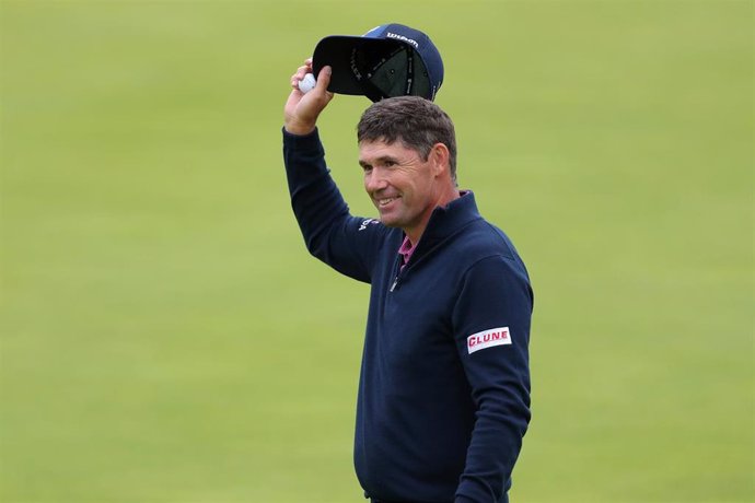 El golfista irlandés Padraig Harrington saluda a los aficionados durante el Abierto Británico de 2019