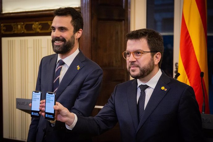 El presidente del Parlament, Roger Torrent, y el vicepresidente de la Generalitat, Pere Aragons, en la presentación del proyecto de Presupuestos de la Generalitat de 2020 en la Cámara catalana.