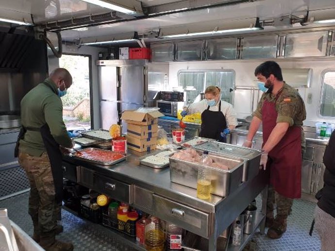 Militares ofrecen comida a personas del espacio de Fira de Barcelona