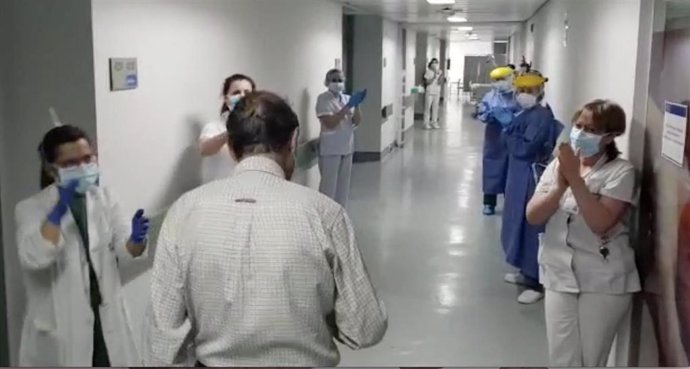 El paciente abandona el hospital entre aplausos del personal sanitario