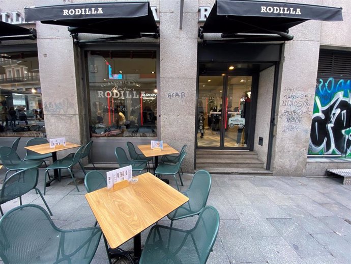 Terraza de uno de los restaurantes de Rodilla en la capital, franquicia española de comida rápida especializada en sándwiches, en Madrid (España), a 13 de febrero de 2020.