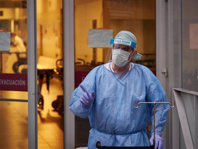 Personal sanitario del Hospital de Navarra traslada una camilla desinfectada en el Servicio de Urgencias