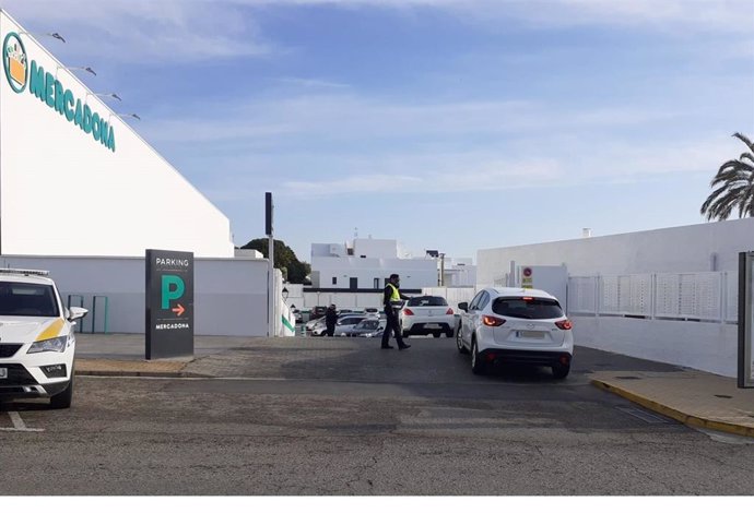 Control policial en el acceso a un supermercado de Mojácar (Almería)