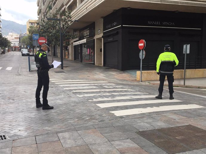 Policías de Marbella en un control durante pandemia del coronavirus